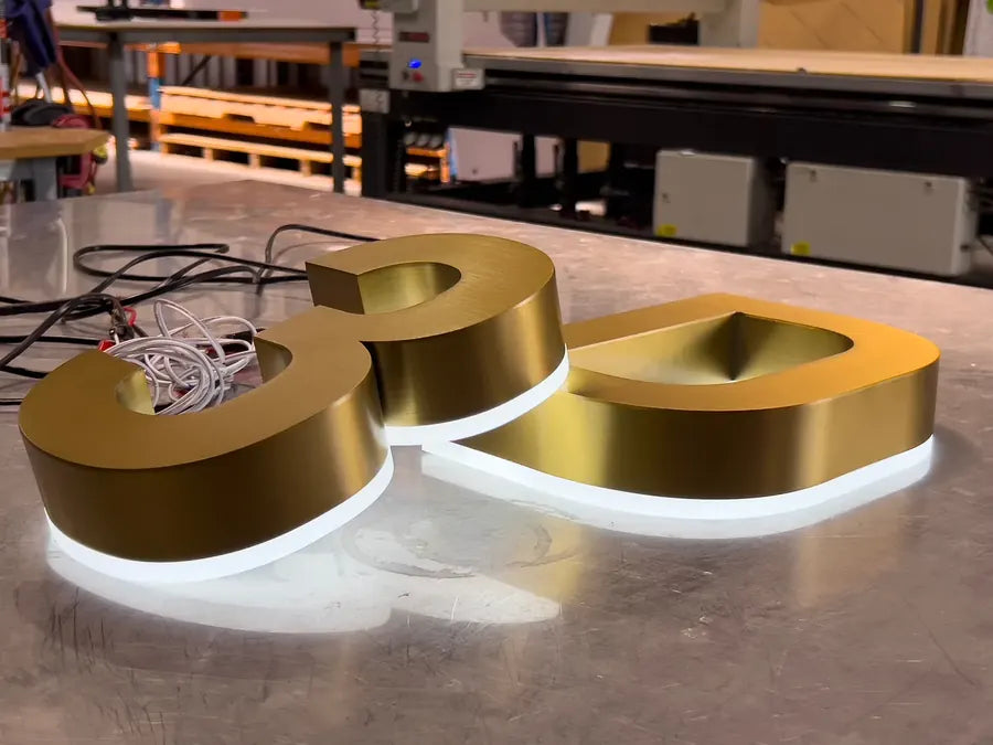 Beleuchtetes Metallschild mit Halo-Effekt für den Empfang