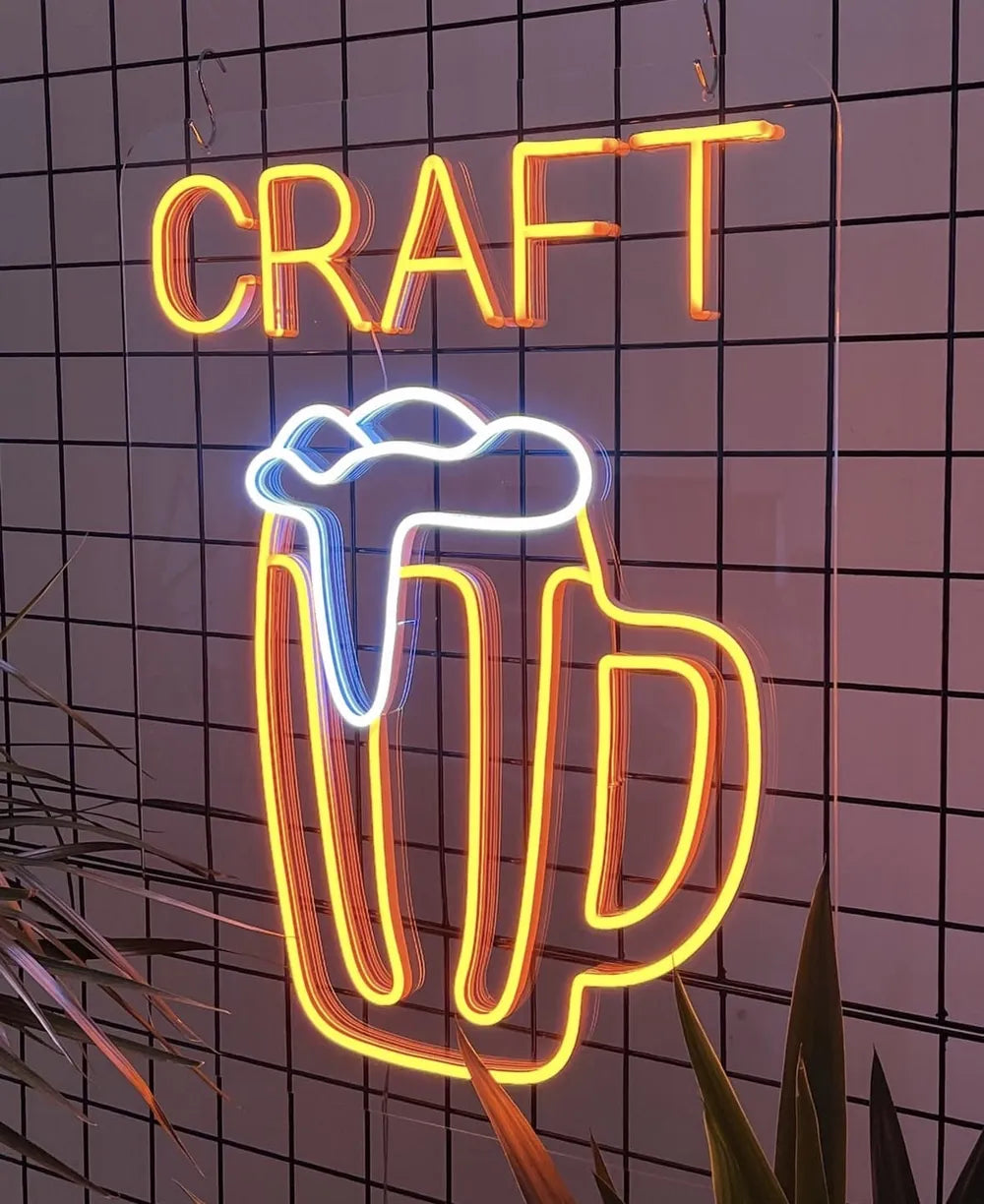 Neonschild mit Schriftzug Craft und Bierglas